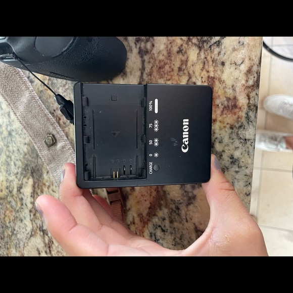 Canon EOS 5D Mark III bundle - Picture 2 of 11